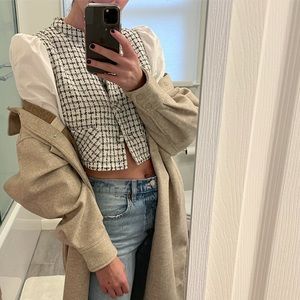 Long sleeve, button up blouse from Zara! Size small, cropped.